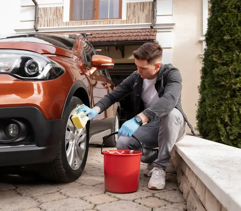 Lavage auto à domicile Maudétour-en-Vexin : professionnel intervenant sur un véhicule
